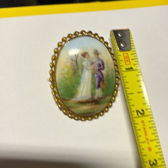 Approx 2” Resin Cameo Brooch Gold Tone Oval Vintage Estate Piece - Picture 3 of 9